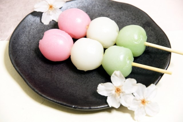 皿に乗った団子と桜