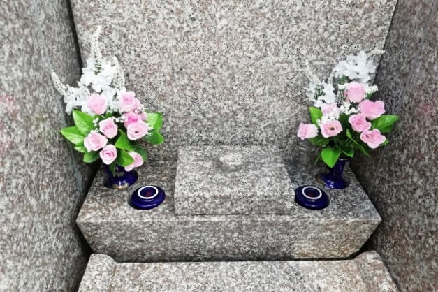 花が供えられたお墓